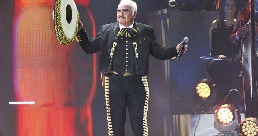 Vicente Fernández, en líos por tocamientos inapropiados a fan
