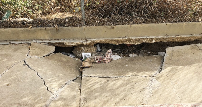 Ligera lluvia rompe banqueta que costó 13 millones de pesos