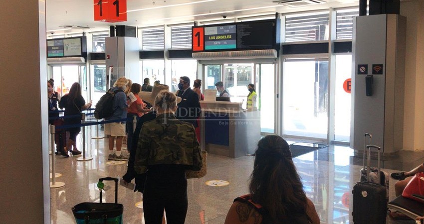 Turistas estadounidenses comienzan éxodo para irse antes del martes y evitar prueba Covid