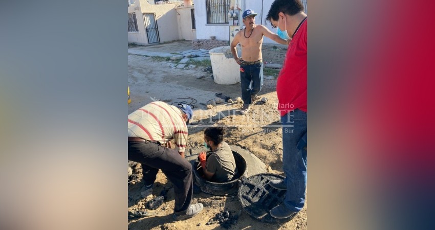 Vecinos reparan drenaje, OOMSAPAS “se quedó mirando”