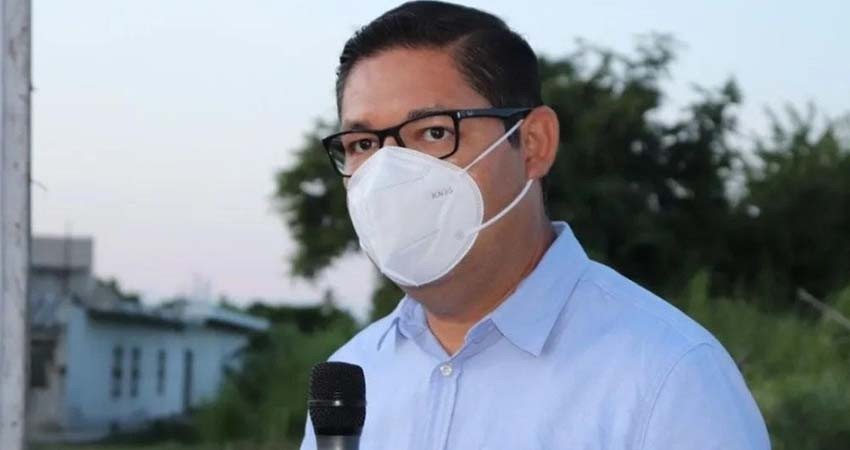 Alcalde del PRI se vacuna y festeja su cumpleaños en grande