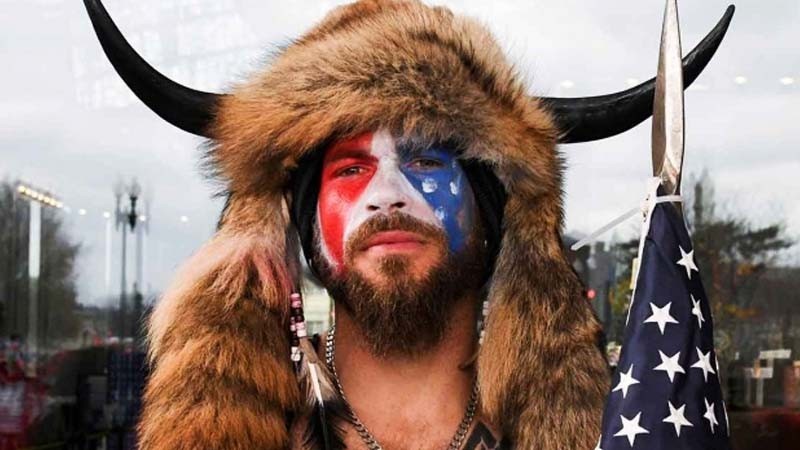 Hombre con cuernos que irrumpió en Capitolio testificaría contra Trump