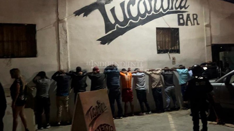 Fiesta clandestina derivó en arrestos y clausura de un bar  por violar a medidas sanitarias en Los Cabos