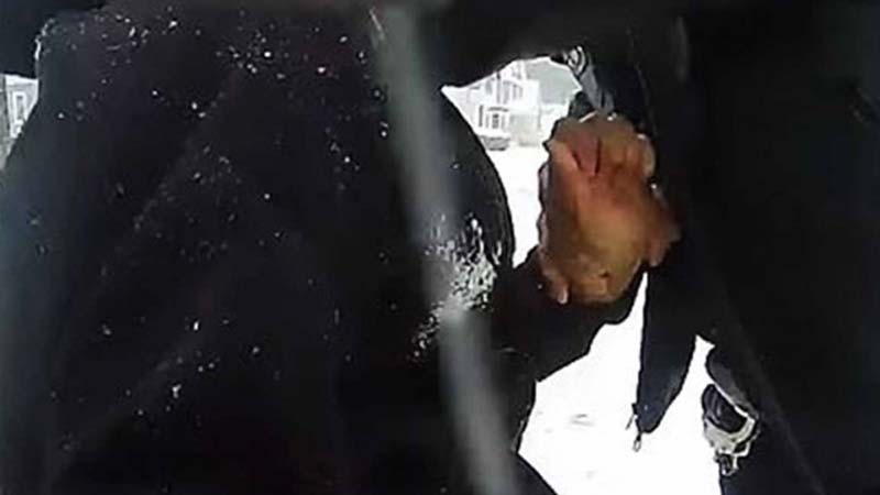 Policías de EU esposan a niña de 9 años y le rocían gas pimienta