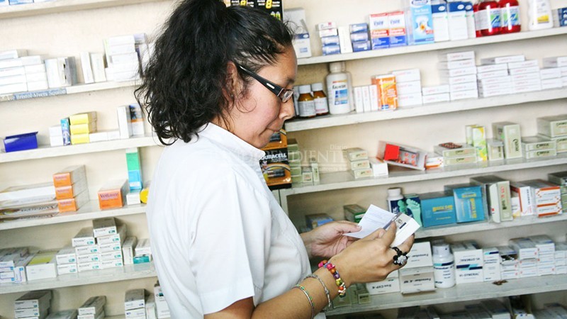 Insisten ciudadanos en comprar medicamentos sin receta