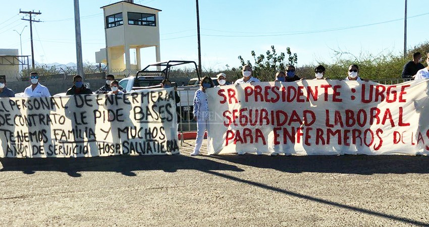Personal de enfermería se manifiesta durante la visita de AMLO