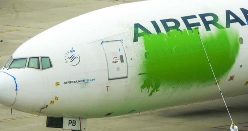Greenpeace pinta avión de pasajeros en aeropuerto de París