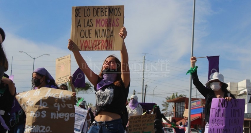 Con marcha y performance, protestan mujeres de CSL