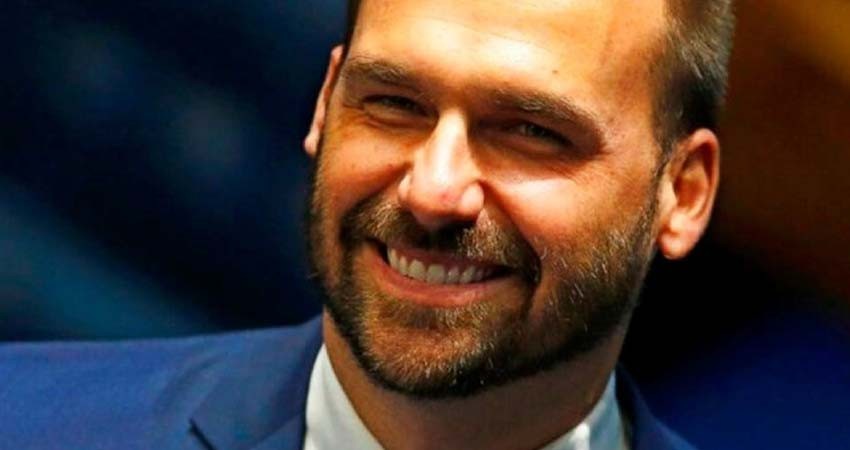 Métanselos en el c*lo, dice sobre los cubrebocas hijo de Bolsonaro