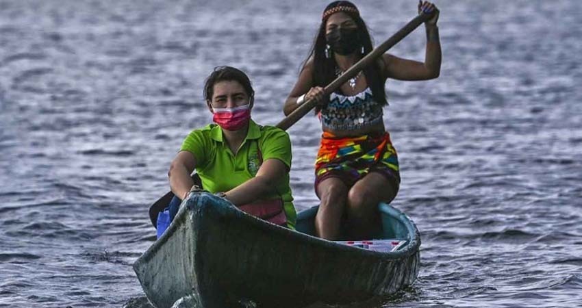 Maestra llega en canoa para dar clases a niños indígenas sin Internet