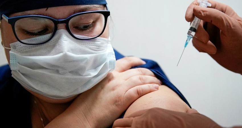 Reportan 77 por ciento de avance en vacunación a personal médico en BCS 