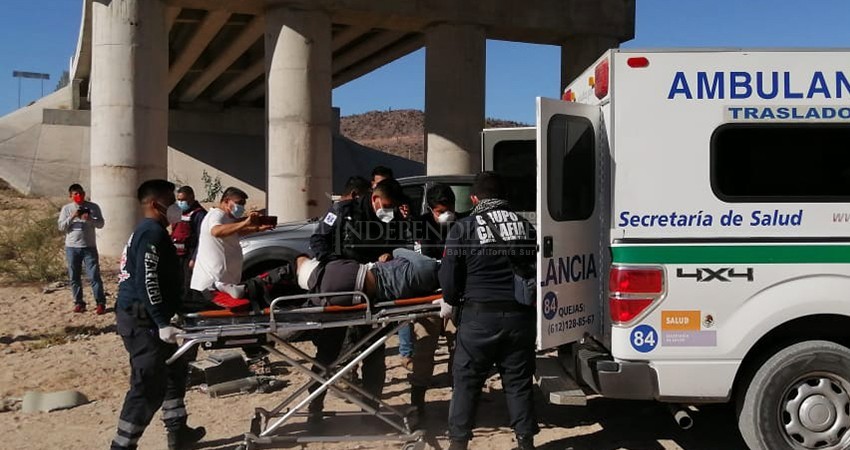 Mujer se lanza de puente y sobrevive