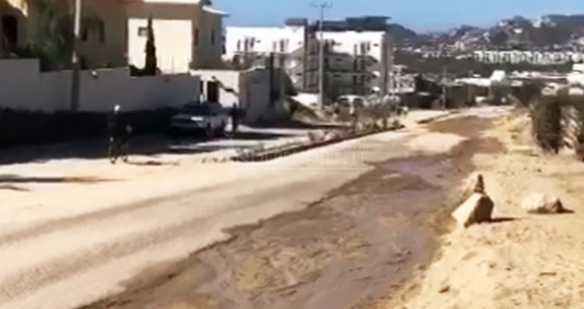 Hartos vecinos de fugas de agua potable en El Tezal