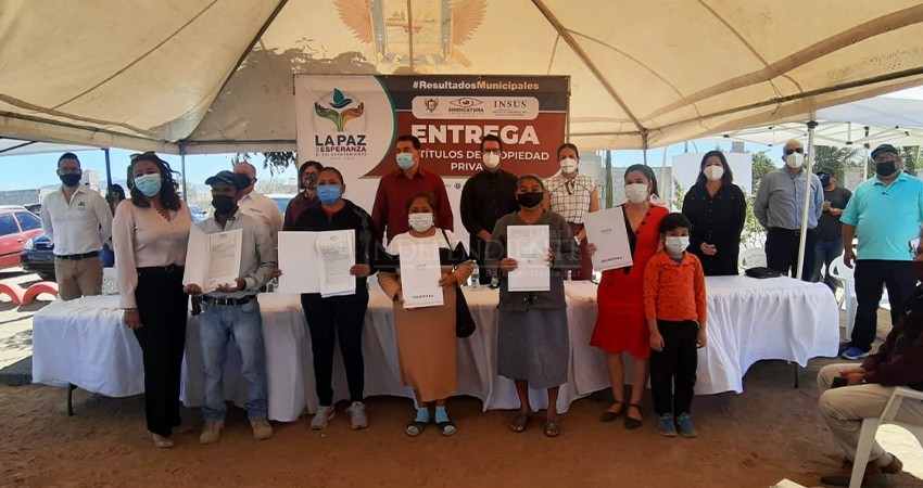 250 familias beneficiadas al recibir sus escrituras mediante el programa “Papelito Habla”