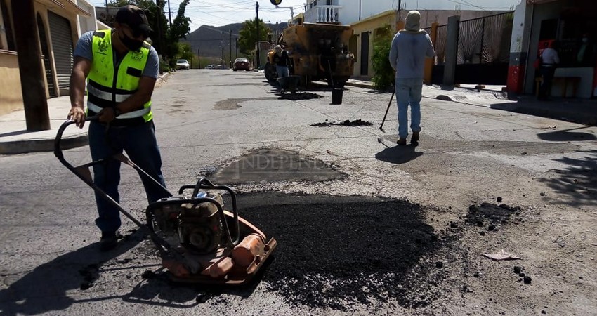 Continúa Servicios Públicos con el bacheo de vialidades