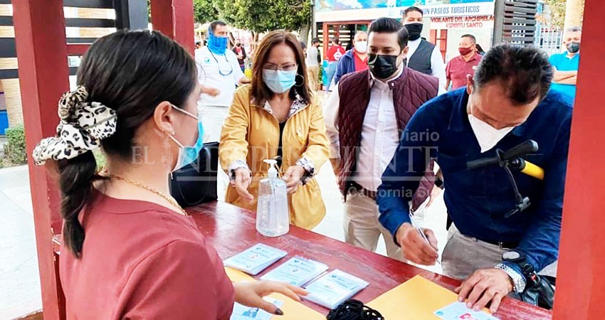 Prestadores de servicios turísticos del Malecón  de La Paz reciben identificaciones oficiales