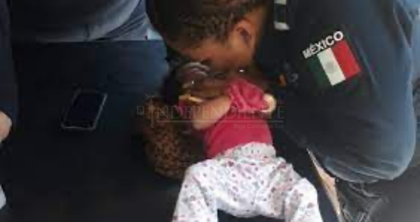 Mujer policía salva a infante de morir por broncoaspiración