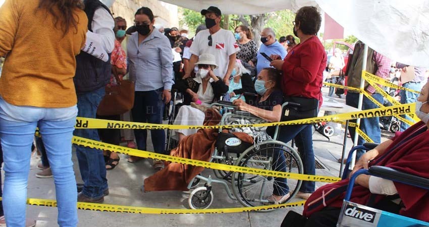 Adultos mayores abandonan centro de vacunación La Paz por mala logística