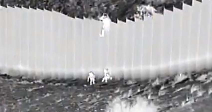 Captan a sujetos lanzando a niñas desde muro fronterizo con EU