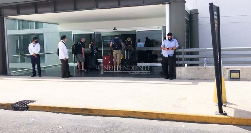 Insiste EE.UU. a sus ciudadanos que no viajen; se acercan a su cuarta ola Covid