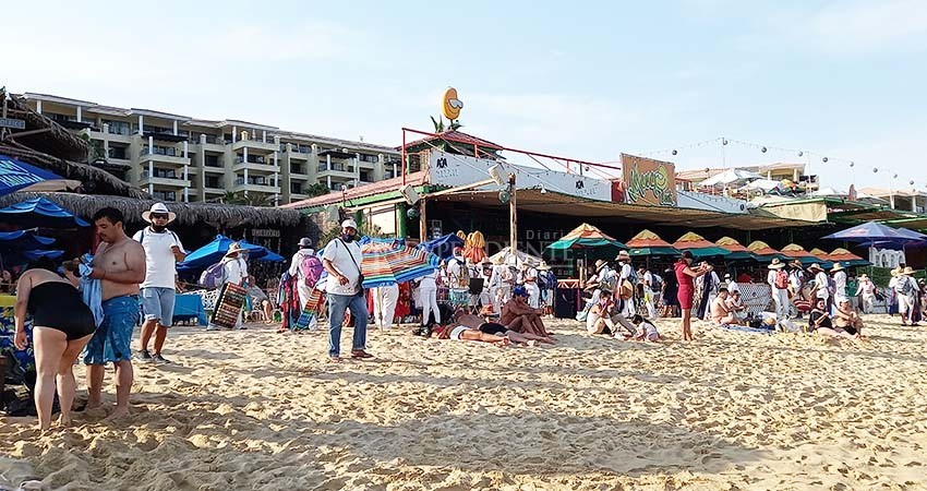 Vendedores ambulantes abarrotan playas y zonas turísticas de Los Cabos