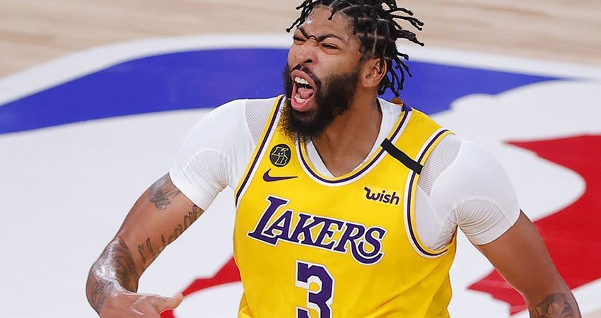 Anthony Davis no deja solo a su escolta y lo ayuda en accidente