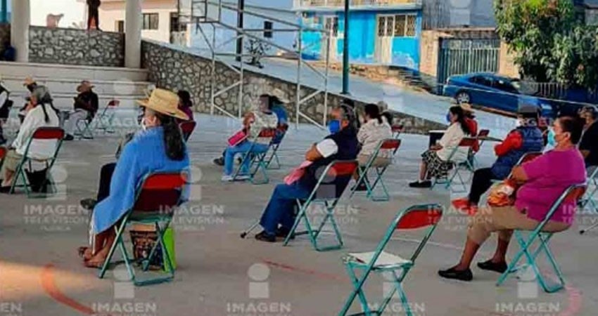 Tres hombres con menos de 60 años intentan vacunarse en Puebla