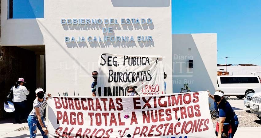 Por adeudo, burócratas de Comondú vienen a reclamar al Gobierno del Estado