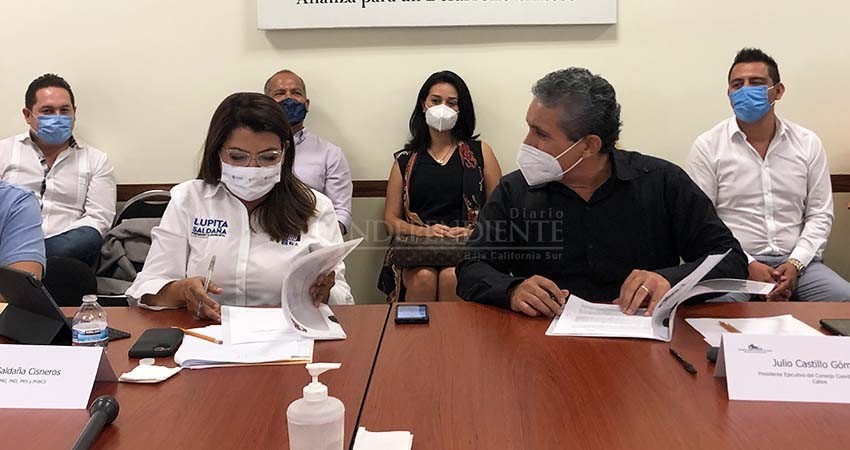 Coincide Lupita Saldaña con empresarios y firma completo el documento “Vamos por 10 y más”