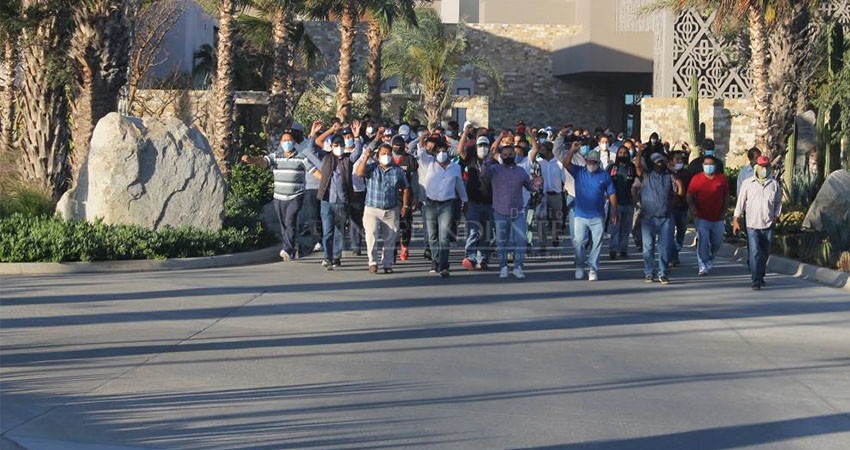 Irrumpen afiliados a la CROC con manifestación en instalaciones del Hotel Hard Rock