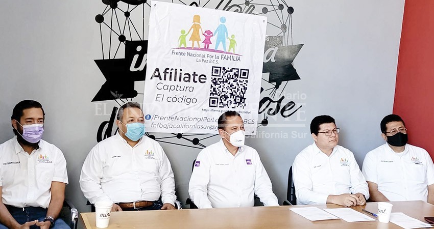 Candidato a gobernador del PES firma compromisos con la “Familia Natural”