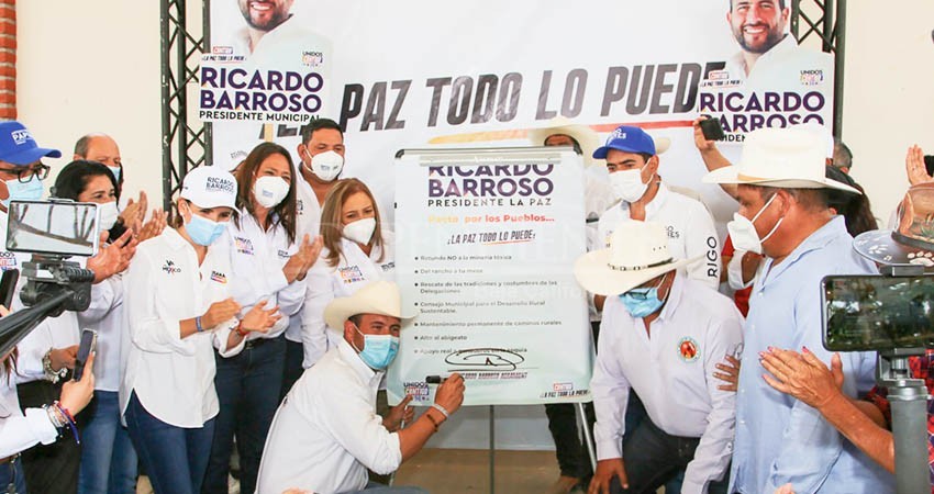 Firma Ricardo Barroso pacto por la reactivación de los pueblos de La Paz