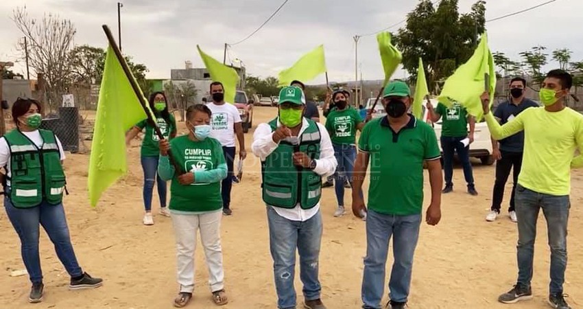 Candidato exhibe agresión y ciudadanos le cuestionan su trabajo como funcionario