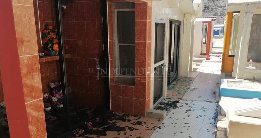 Vandalizan sepulcros de Jardines del Recuerdos; directora se niega  atender a familiares tumbas afectadas