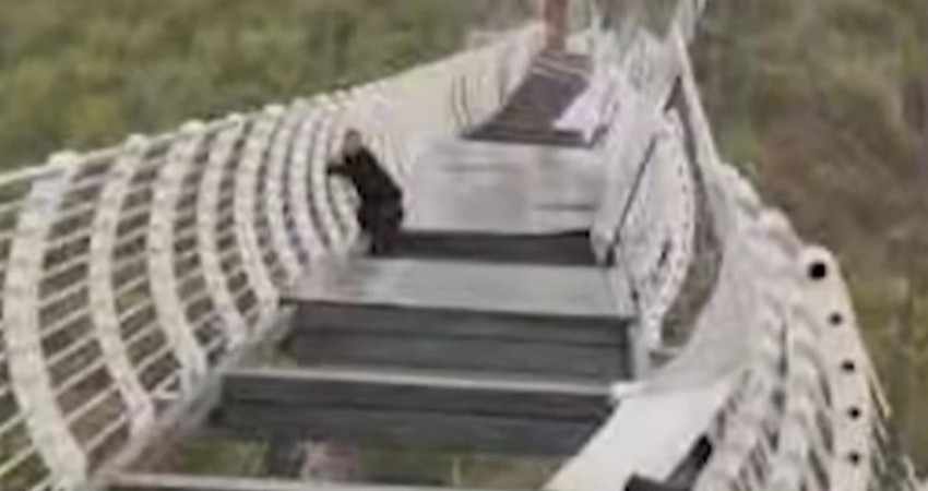Puente de cristal sufre fractura y turista se salva de milagro