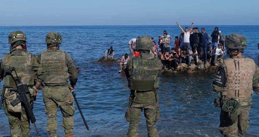 Chocan España y Marruecos tras éxodo de 8 mil migrantes en 24 horas