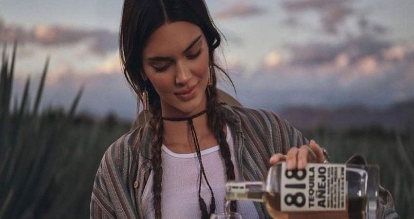 Kendall Jenner promociona su tequila 'a la mexicana'; le llueven críticas