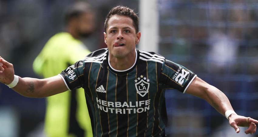 'Nos estamos cansando un poco de eso'; Chicharito ya no quiere hablar de su ausencia de la Selección