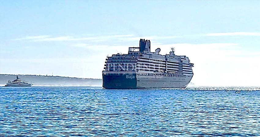 Sorpresivo arribo de crucero a la bahía de Cabo San Lucas
