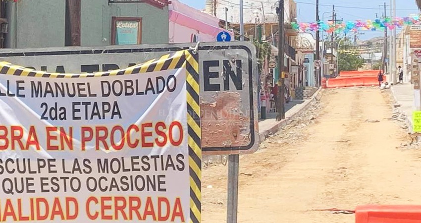 Mientras ciudadanos critican las obras en la calle Manuela Doblado, regidor las presume
