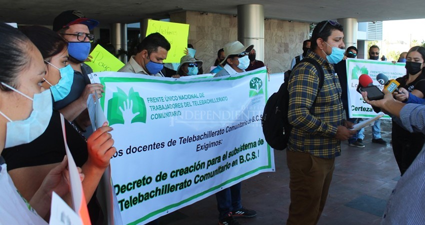 Trabajadores de telebachillerato se manifiestan; acampan en el Palacio de Gobierno