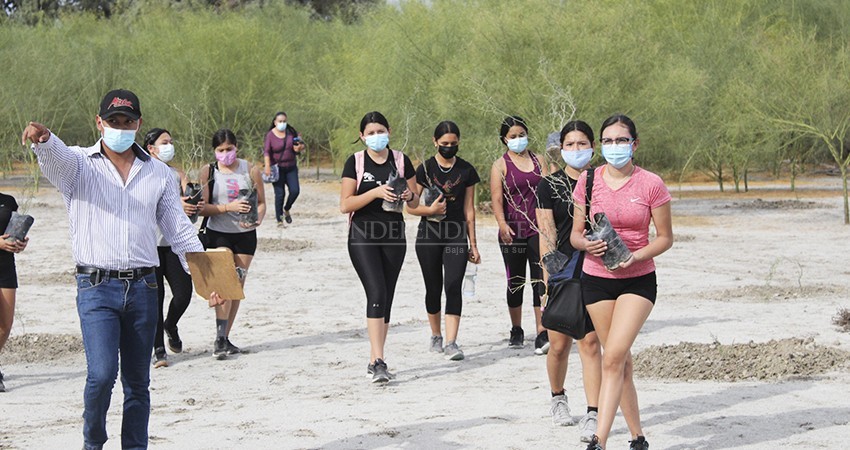 Festeja el IMJ a destacados estudiantes paceños en su día