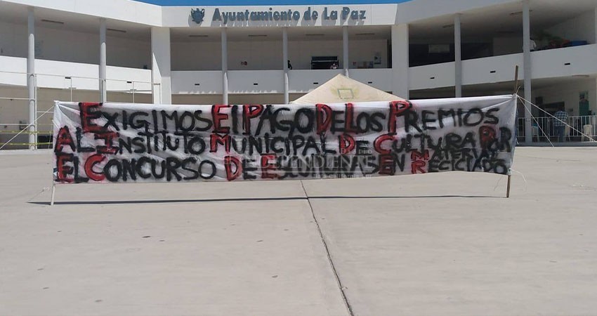 Ganan concurso de escultura y exigen el pago de su premio