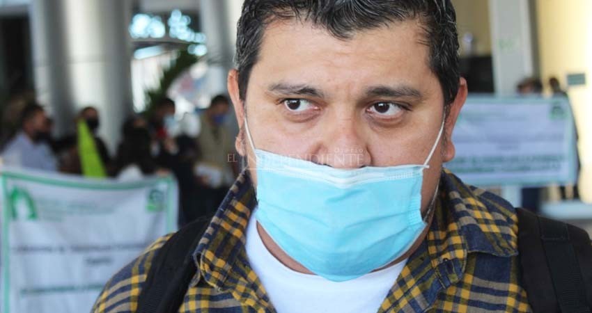 Plantón de profesores: “No nos vamos hasta que Carlos Mendoza nos dé audiencia”