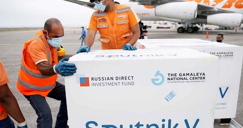 Empleado desconecta refri para cargar su celular y echa a perder vacunas covid