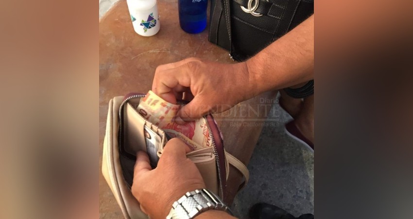 Policías honestos devuelven a su dueña bolsa encontrada en el malecón