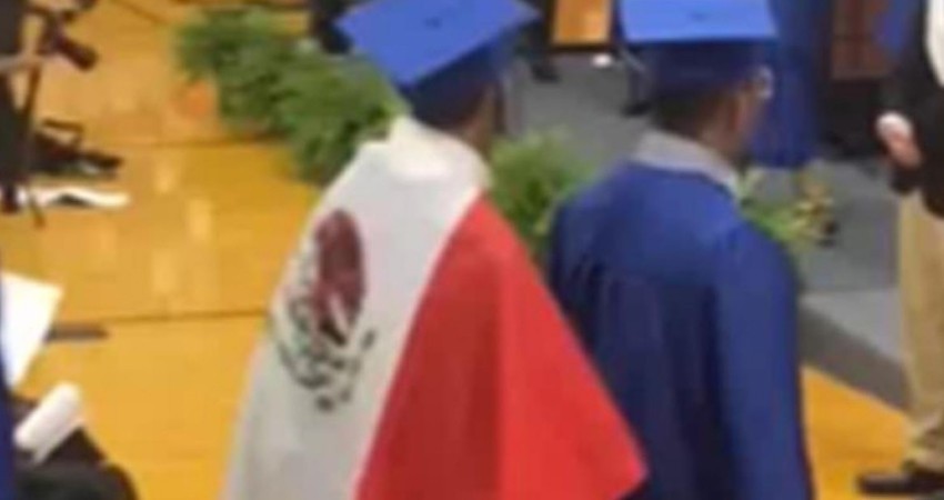 Niegan diploma a alumno en EU por portar bandera de México