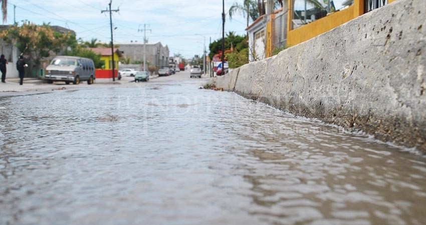 Derrames de aguas negras invaden calles de SJC; en CSL colapsa el drenaje