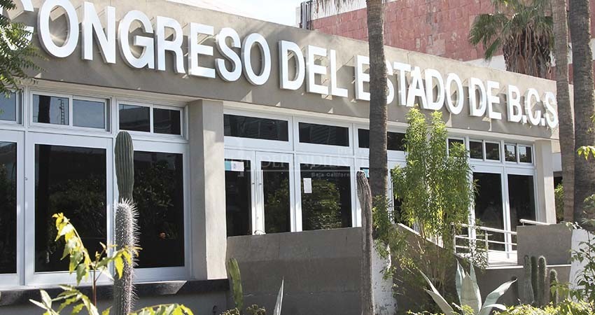 Denuncian a la directora de finanzas por cobrar y hacer uso de recursos públicos con amparo sobreseído