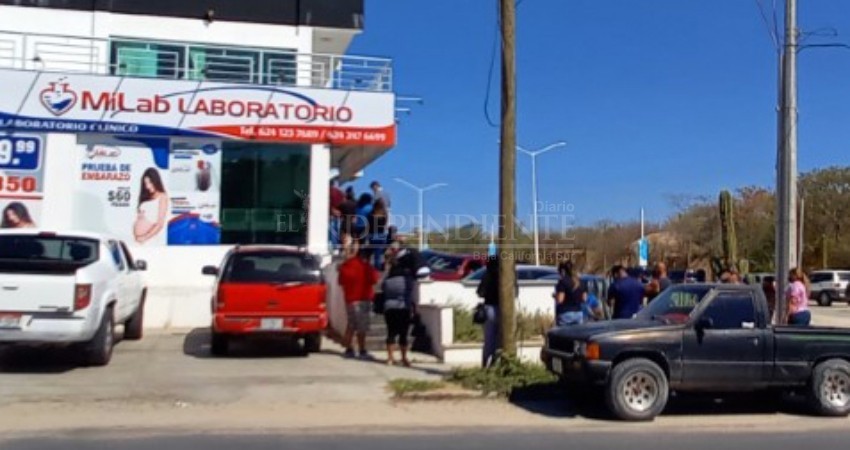 Aglomeración en laboratorios particulares por realizarse la prueba Covid